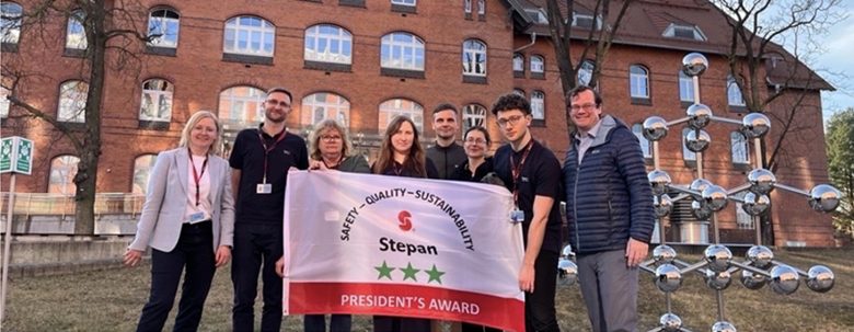 presidents-award-team-with-banner